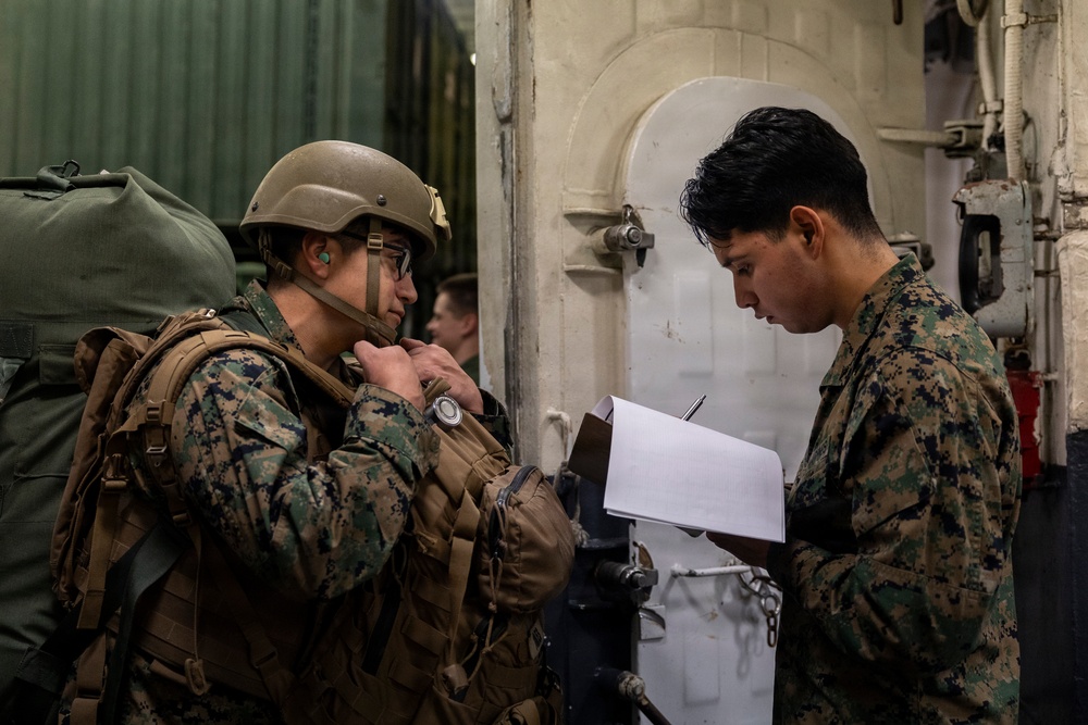 11th MEU Marines, Sailors Disembark USS Boxer