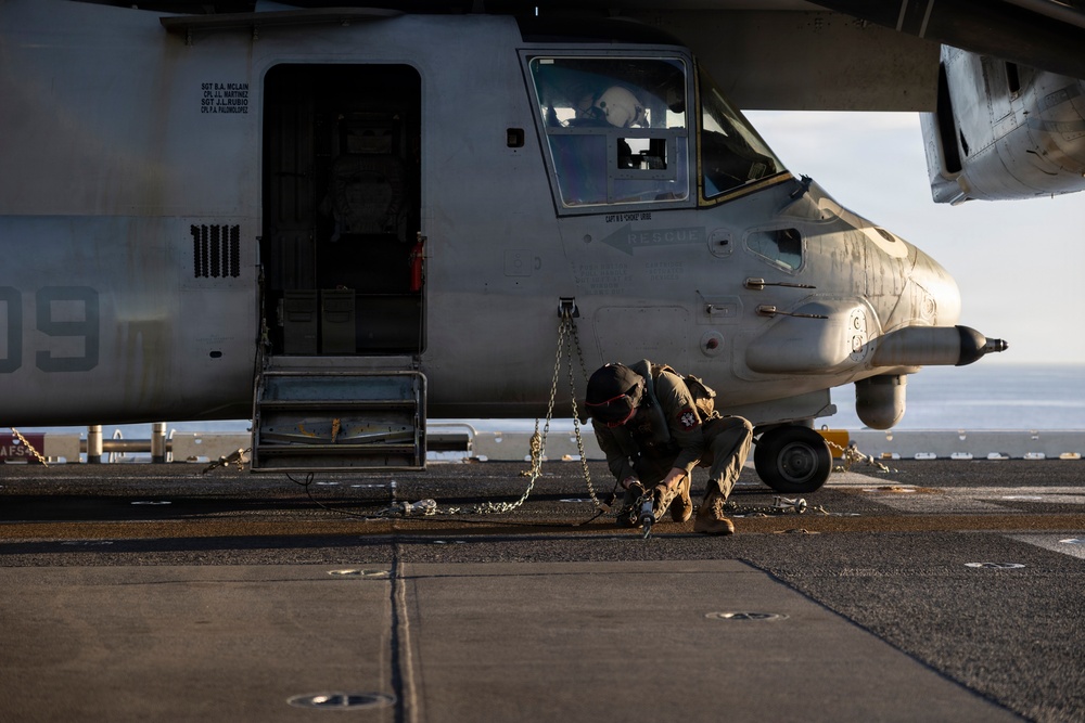11th MEU Marines, Sailors Disembark USS Boxer