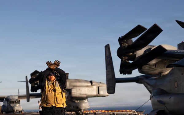 11th MEU Marines, Sailors Disembark USS Boxer