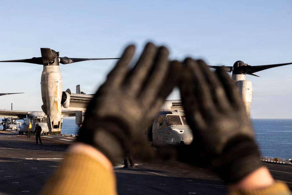 11th MEU Marines, Sailors Disembark USS Boxer