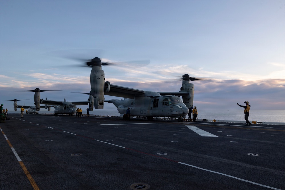 11th MEU Marines, Sailors Disembark USS Boxer