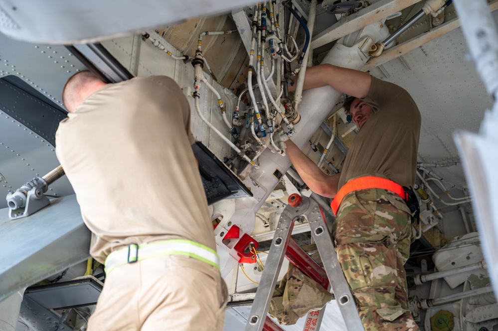 379th EMXS repairs KC-135 landing gear