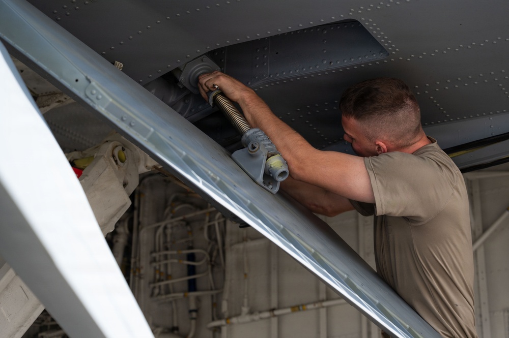 379th EMXS repairs KC-135 landing gear