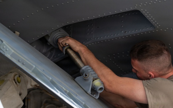 379th EMXS repairs KC-135 landing gear