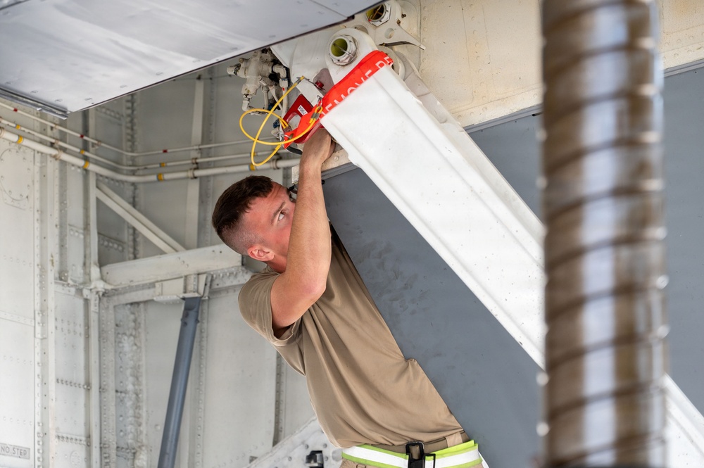 379th EMXS repairs KC-135 landing gear