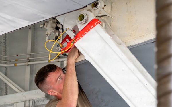 379th EMXS repairs KC-135 landing gear