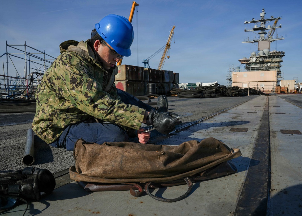 Ike Conducts Planned Incremental Availability maintenance period