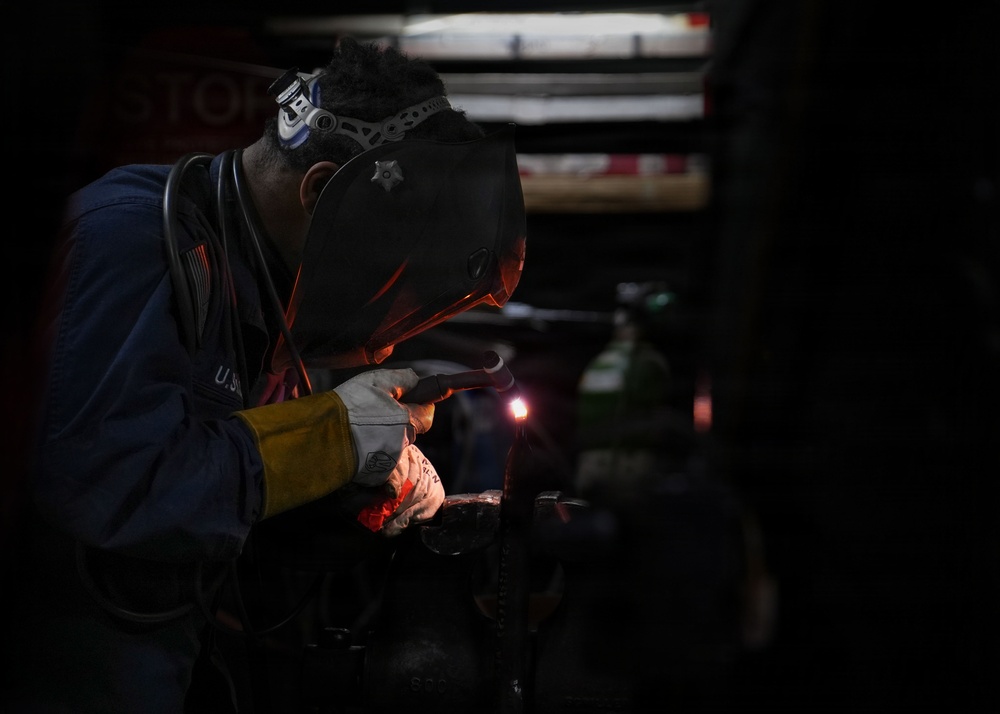 Ike Conducts Planned Incremental Availability maintenance period