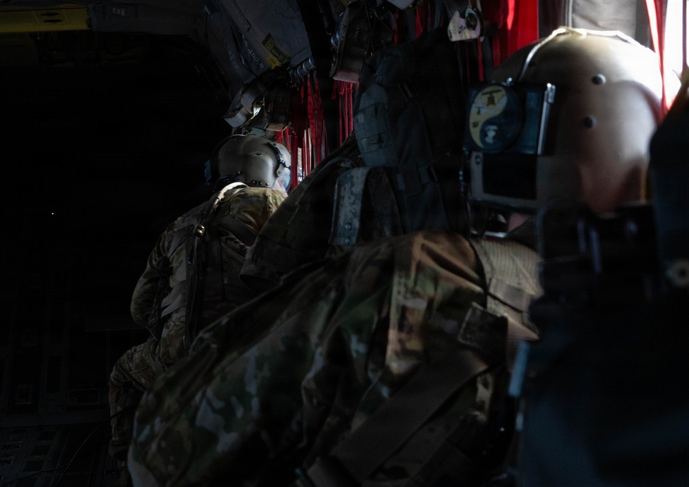 1-214th GSAB Aviators Maintain Readiness With CH‑47F Training Flight