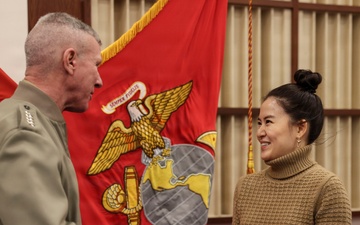 39th Commandant Recognizes Contribution to 250th Marine Corps Birthday Cake