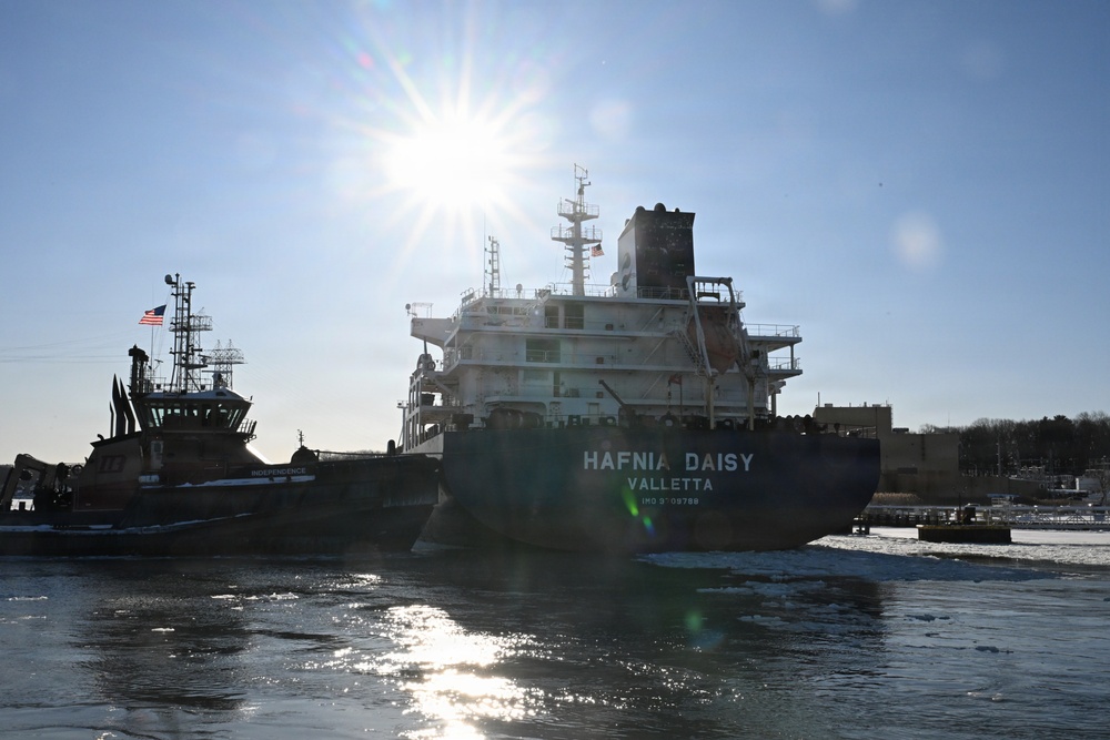 CGC Shackle Assists with Icebreaking Operations