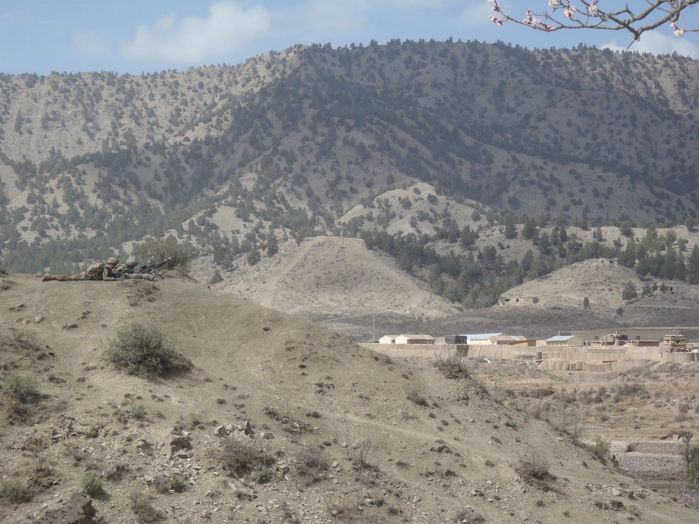 Soldiers pulling security