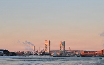CGC Shackle Assists with Icebreaking Operations