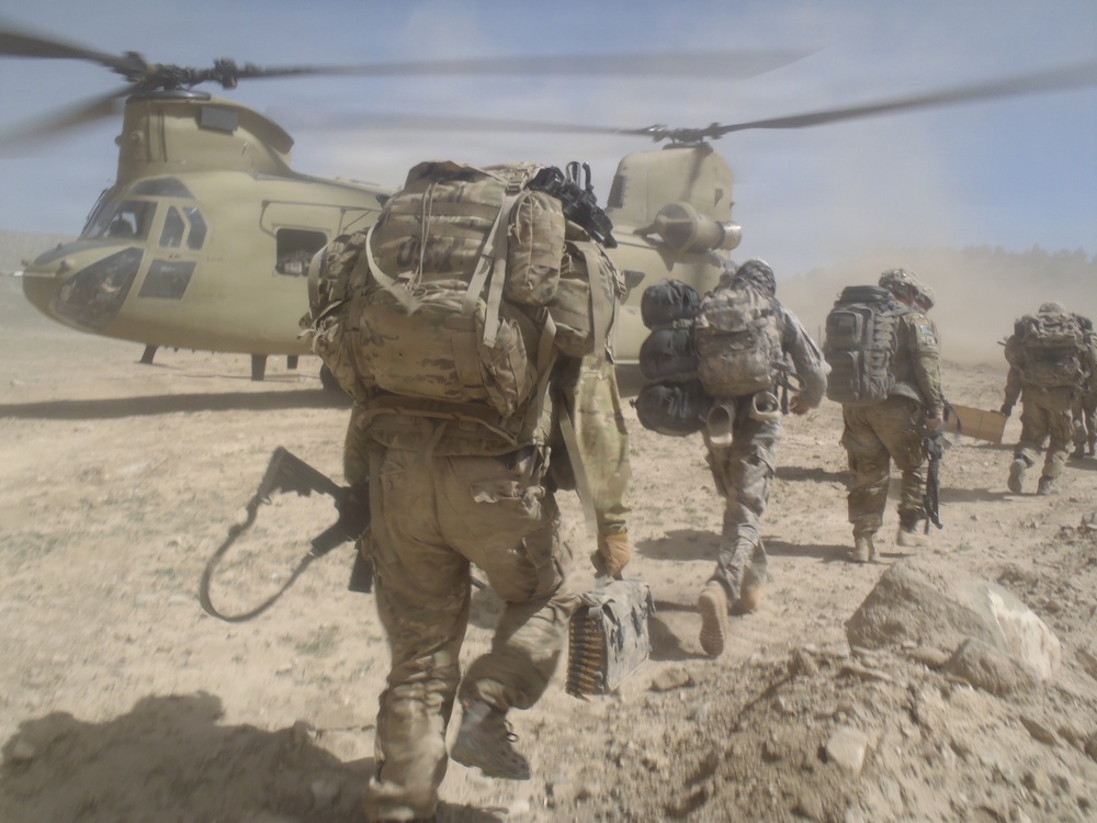 Soldiers boarding CH-47