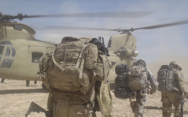 Soldiers boarding CH-47