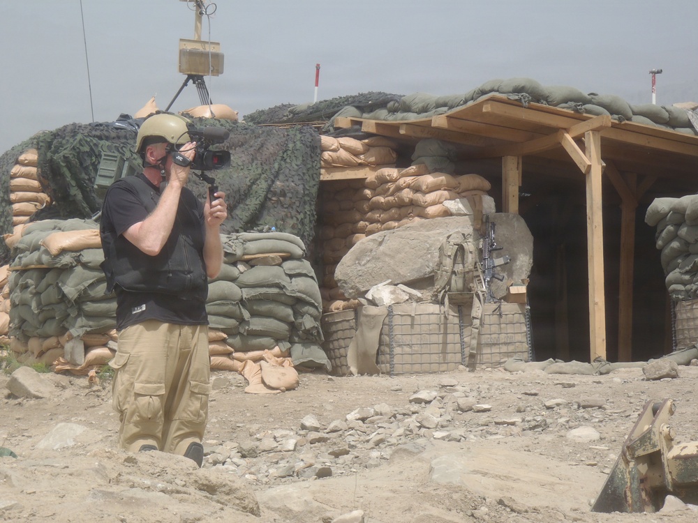 Embedded Journalist films soldiers