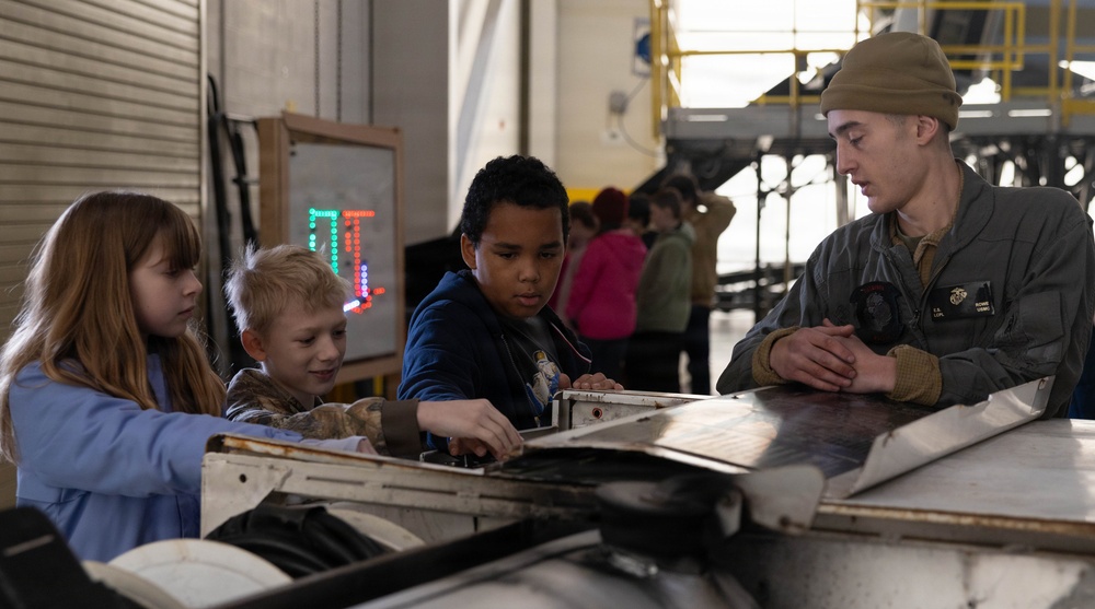 MALS-26 hosts community event with Richlands Elementary school