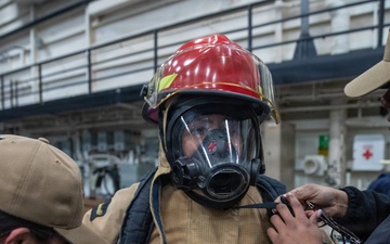USS Arlington (LPD 24) Conducts Damage Control Training