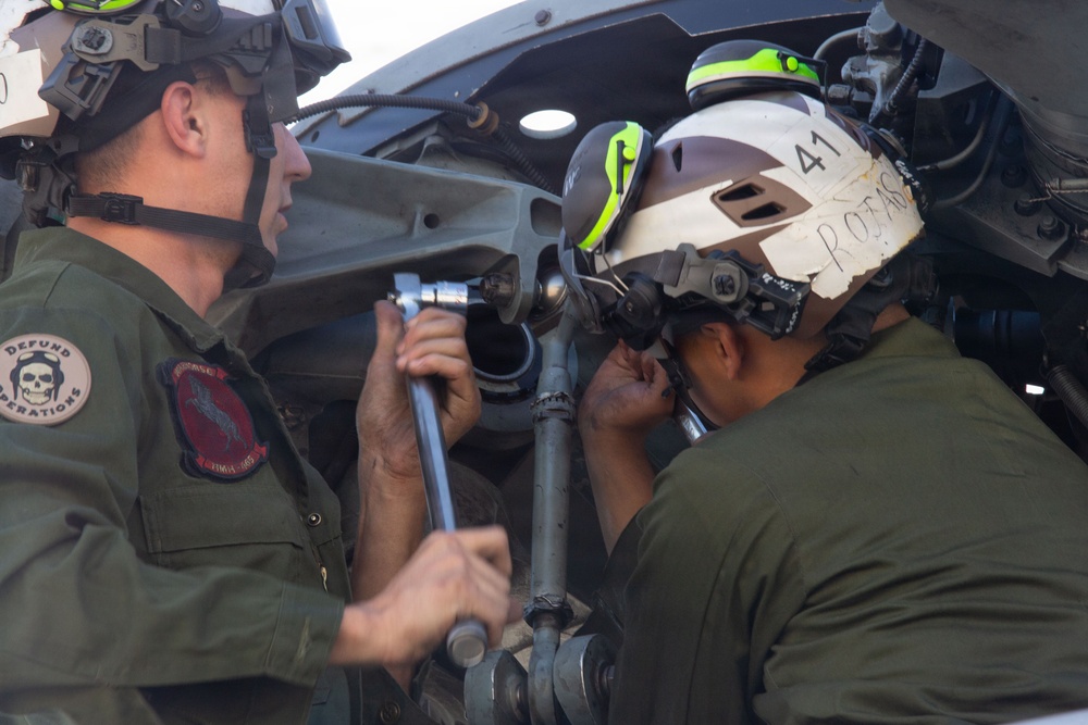 HMH-465 conduct maintenance