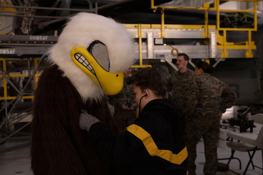 MALS-26 hosts community event with Richlands Elementary School