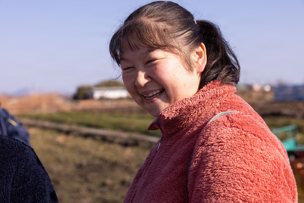 MCAS Iwakuni Volunteers and local community dig up Lotus Roots