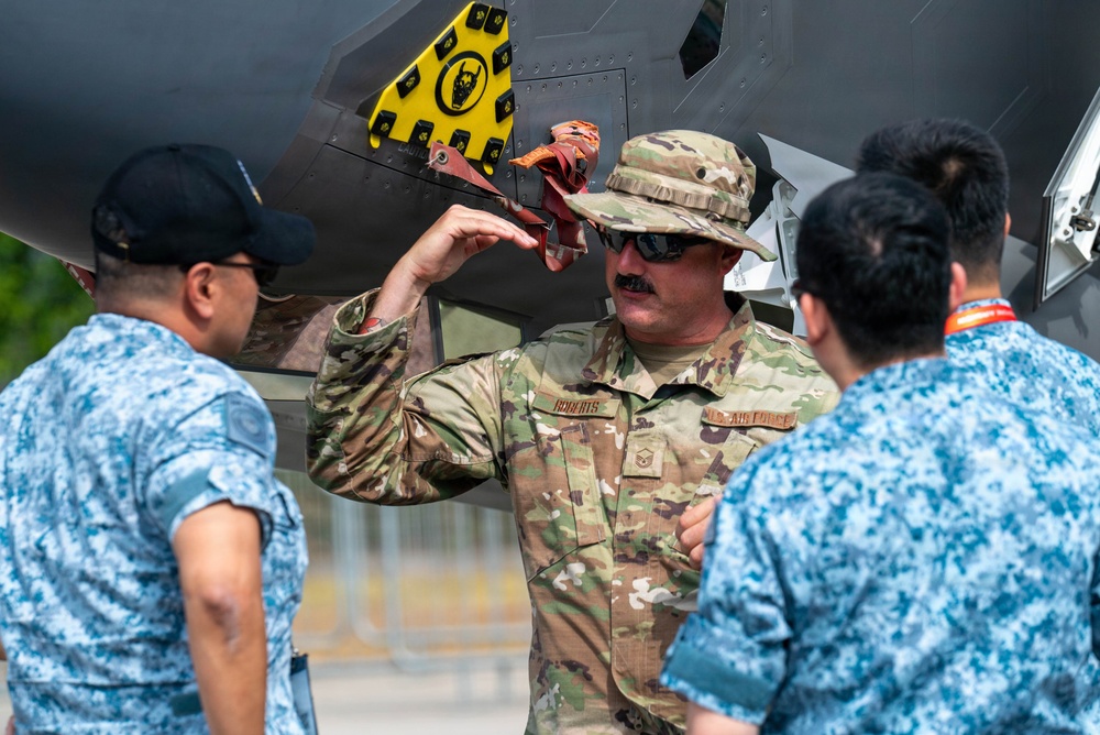 U.S. reaffirms their vital presence in the Pacific, Singapore Airshow 2026