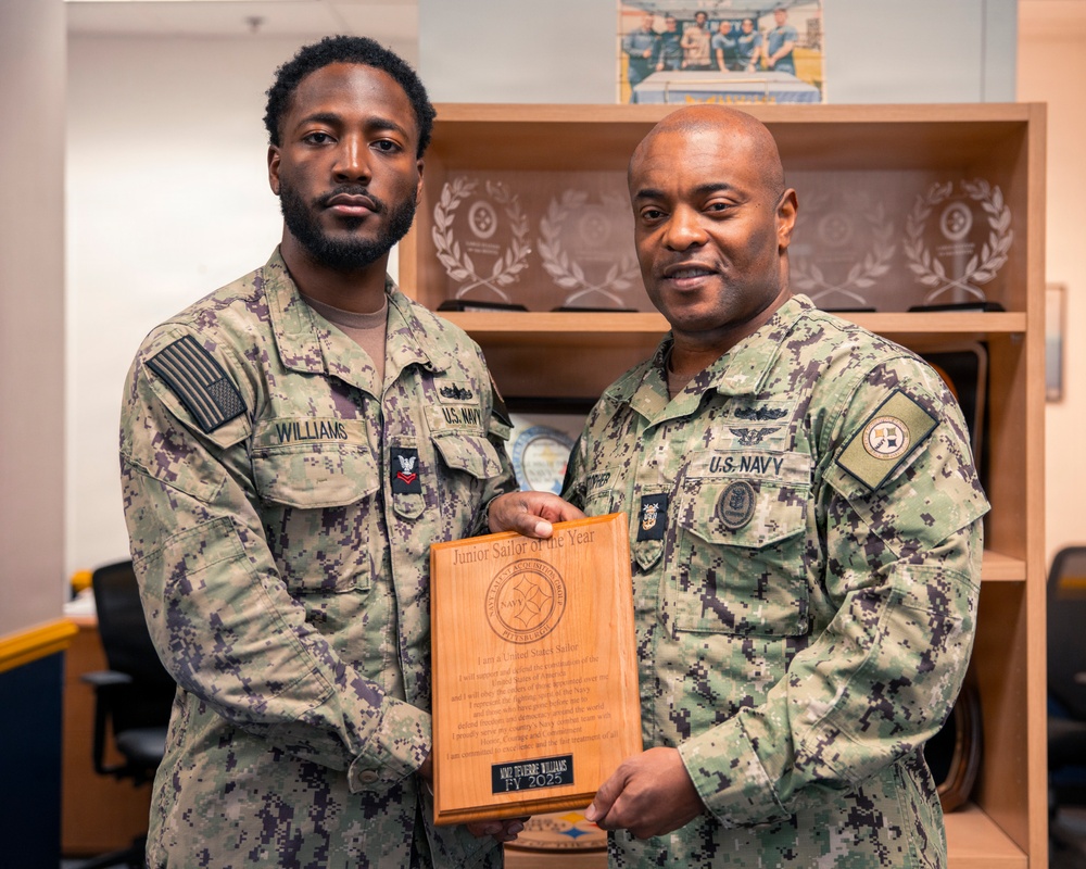NTAG Pittsburgh recruiter is awarded the Navy and Marine Corps Achievement Medal