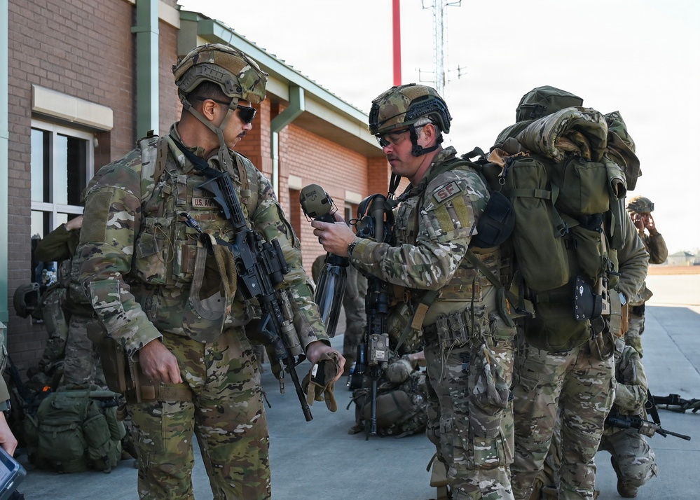 165 AW Defenders hot load onto a CH-47 during employment exercise