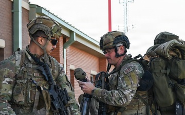 165 AW Defenders hot load onto a CH-47 during employment exercise