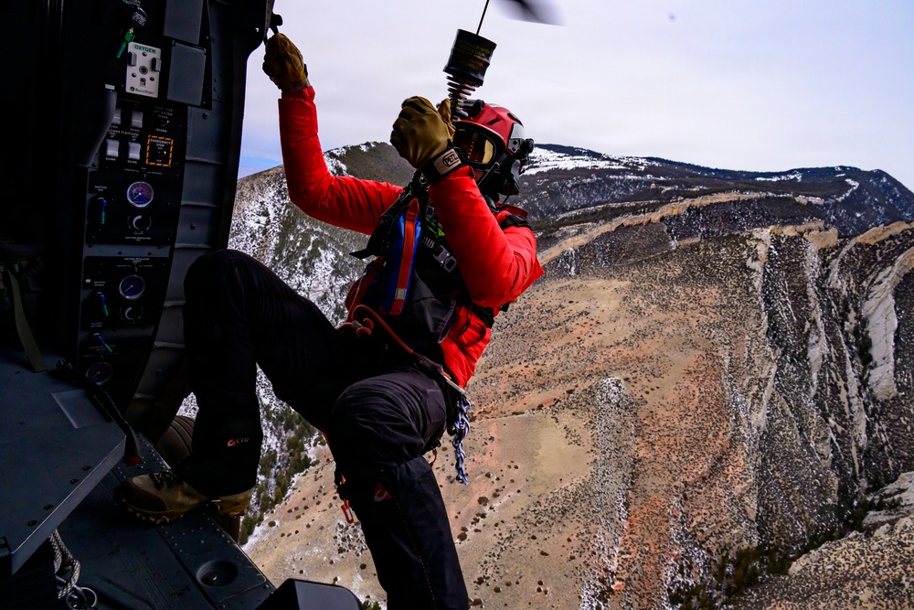 Wyoming Army Aviation teams and Big Horn County Serach and Rescue team perform hoist training