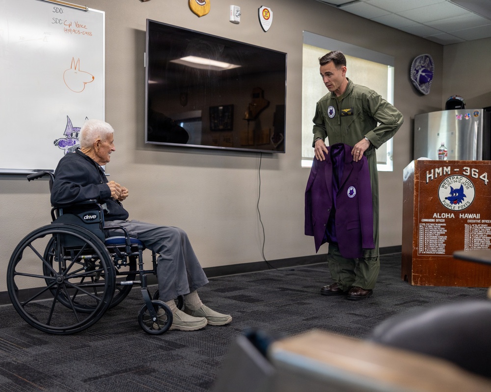Vietnam Veteran Visits VMM-364