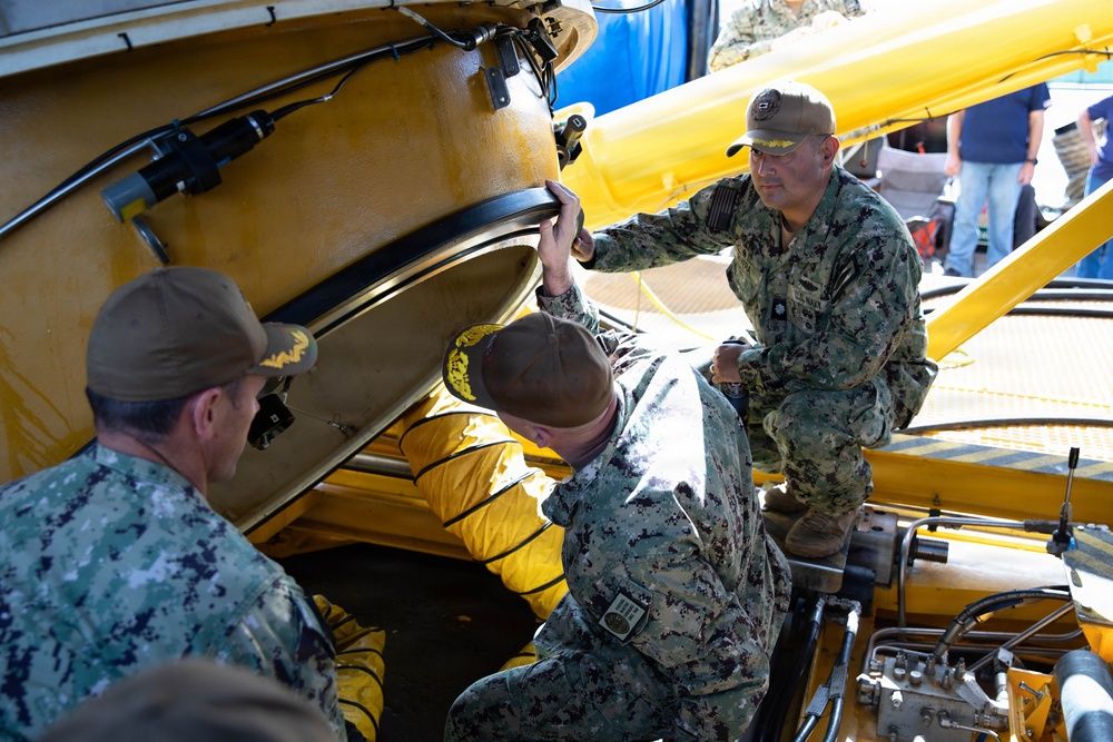 NAVSEA 08 Visit to Undersea Rescue Command