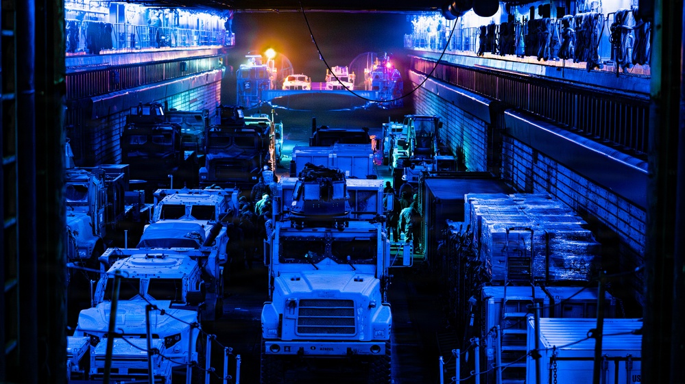 Task Force Ashland, USS Ashland Conduct In-Stream Onload with LCACs