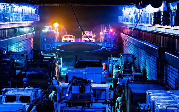 Task Force Ashland, USS Ashland Conduct In-Stream Onload with LCACs