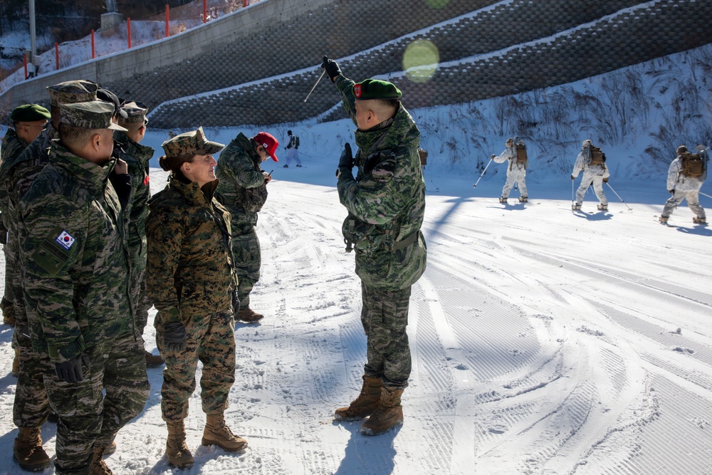 Commander of Marine Forces Korea and ROK Marine Corps Commandant Conduct Battlefield Circulation