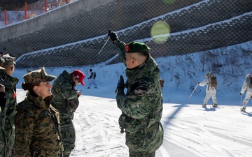 Commander of Marine Forces Korea and ROK Marine Corps Commandant Conduct Battlefield Circulation
