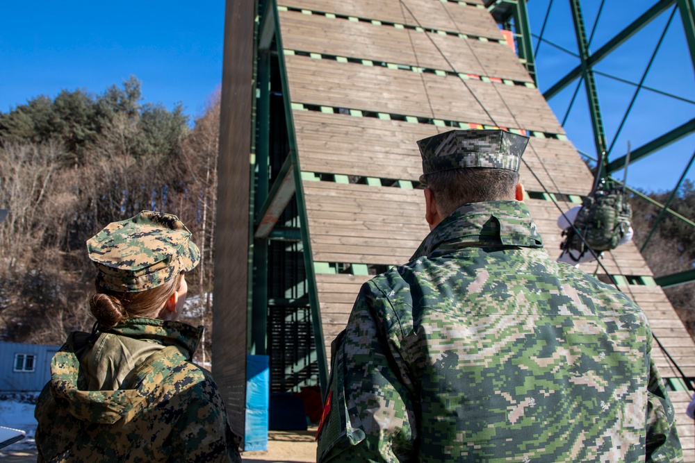 Commander of Marine Forces Korea and ROK Marine Corps Commandant Conduct Battlefield Circulation