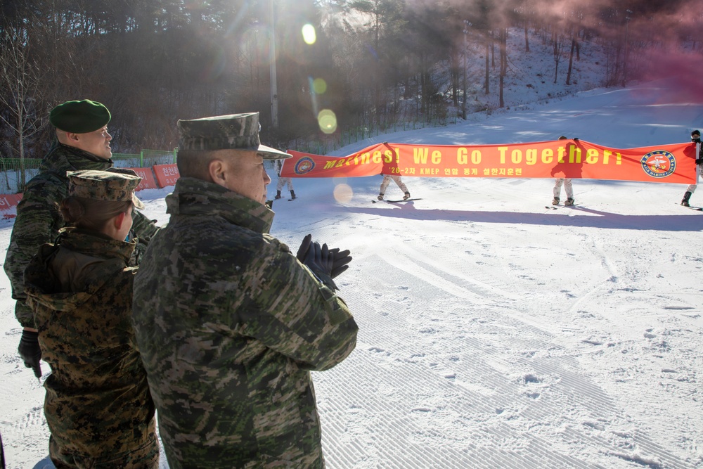 Commander of Marine Forces Korea and ROK Marine Corps Commandant Conduct Battlefield Circulation