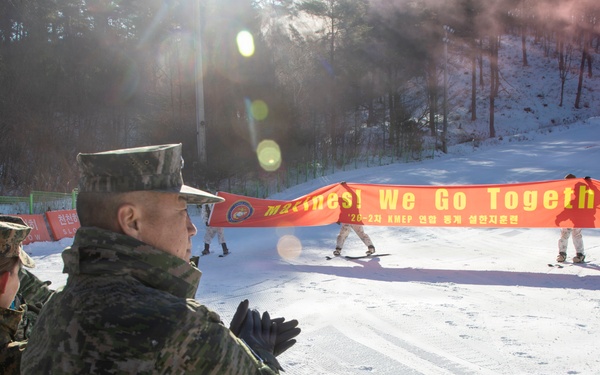 Commander of Marine Forces Korea and ROK Marine Corps Commandant Conduct Battlefield Circulation