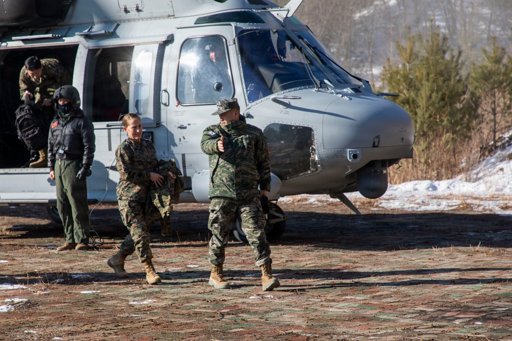 Commander of Marine Forces Korea and ROK Marine Corps Commandant Conduct Battlefield Circulation