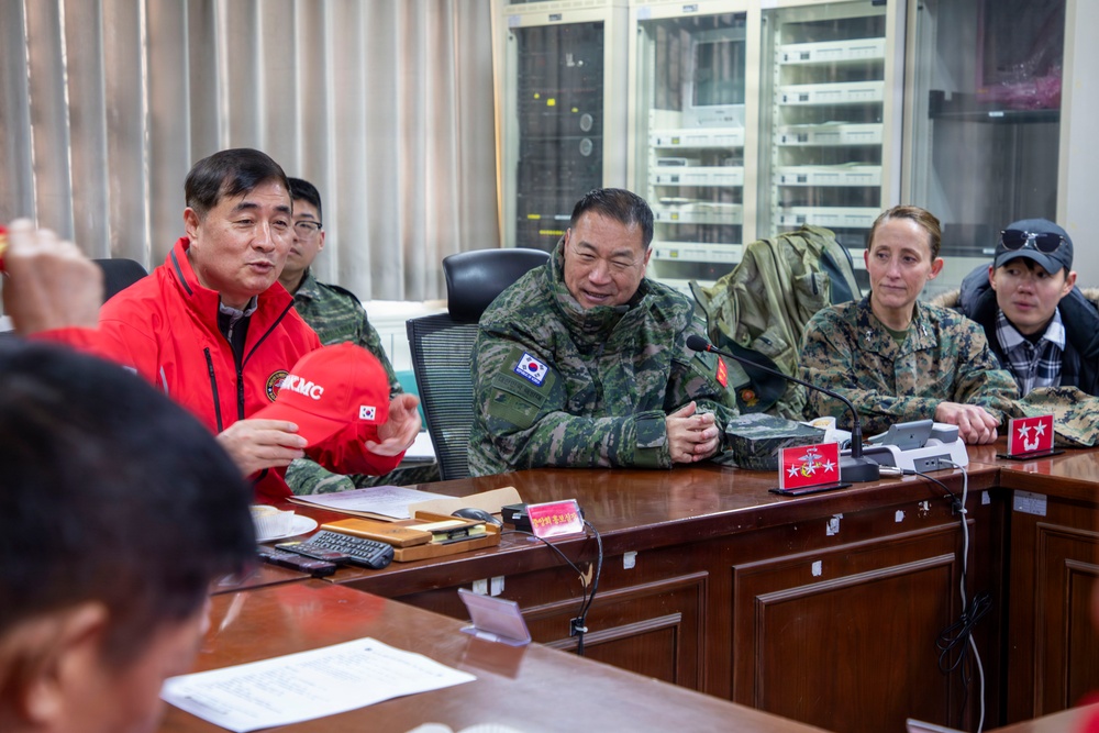 Commander of Marine Forces Korea and ROK Marine Corps Commandant Conduct Battlefield Circulation