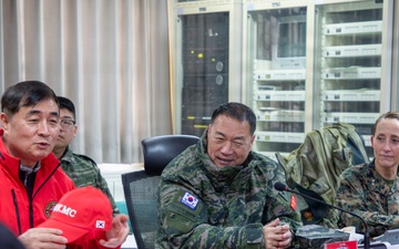 Commander of Marine Forces Korea and ROK Marine Corps Commandant Conduct Battlefield Circulation