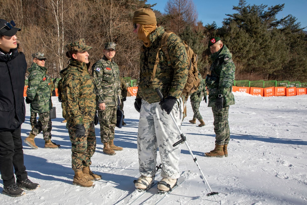 Commander of Marine Forces Korea and ROK Marine Corps Commandant Conduct Battlefield Circulation