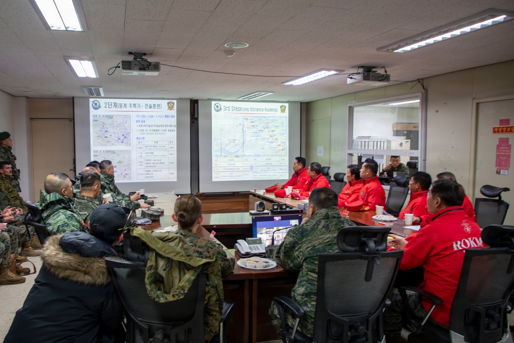 Commander of Marine Forces Korea and ROK Marine Corps Commandant Conduct Battlefield Circulation