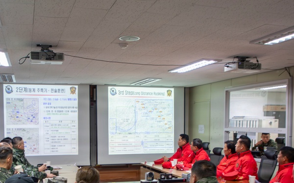 Commander of Marine Forces Korea and ROK Marine Corps Commandant Conduct Battlefield Circulation