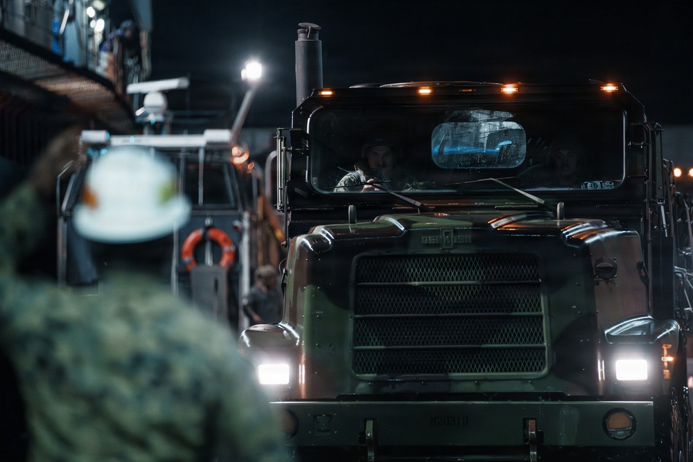 Task Force Ashland, USS Ashland Conduct In-Stream Onload with LCACs