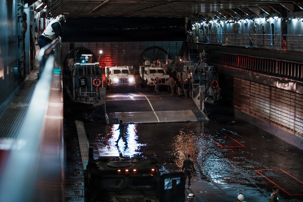 Task Force Ashland, USS Ashland Conduct In-Stream Onload with LCACs