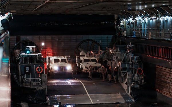 Task Force Ashland, USS Ashland Conduct In-Stream Onload with LCACs