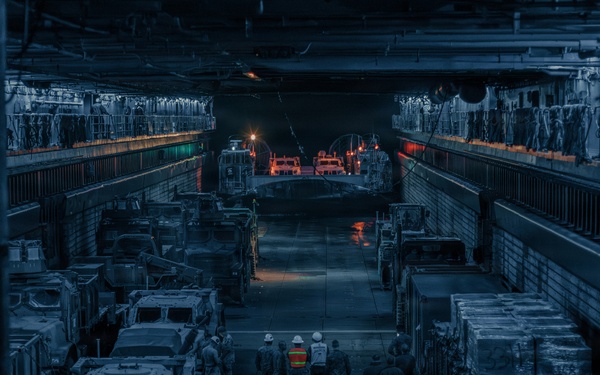 Task Force Ashland, USS Ashland Conduct In-Stream Onload with LCACs