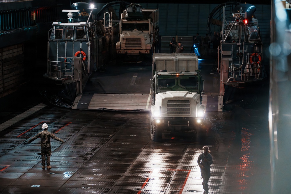 Task Force Ashland, USS Ashland Conduct In-Stream Onload with LCACs